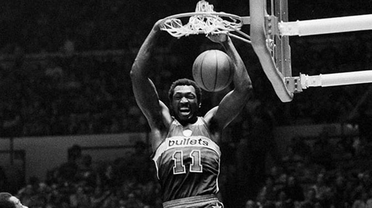 The Washington Bullets' Elvin Hayes dunks the ball against the Knicks at...