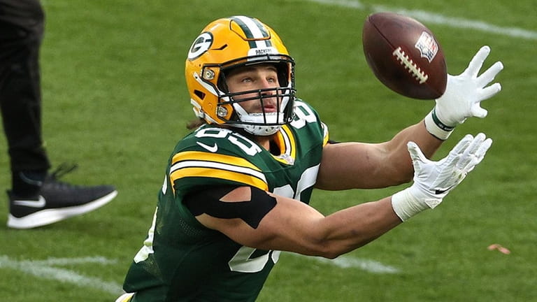 Robert Tonyan of the Packers makes a catch during the fourth...