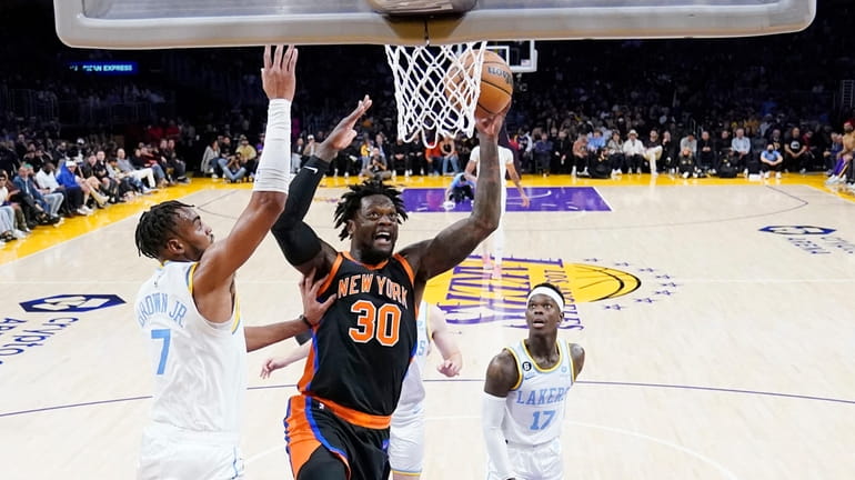 Knicks forward Julius Randle (30) drives to the basket at...