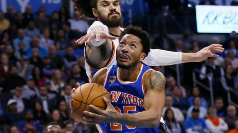 Knicks guard Derrick Rose drives to the basket in front...