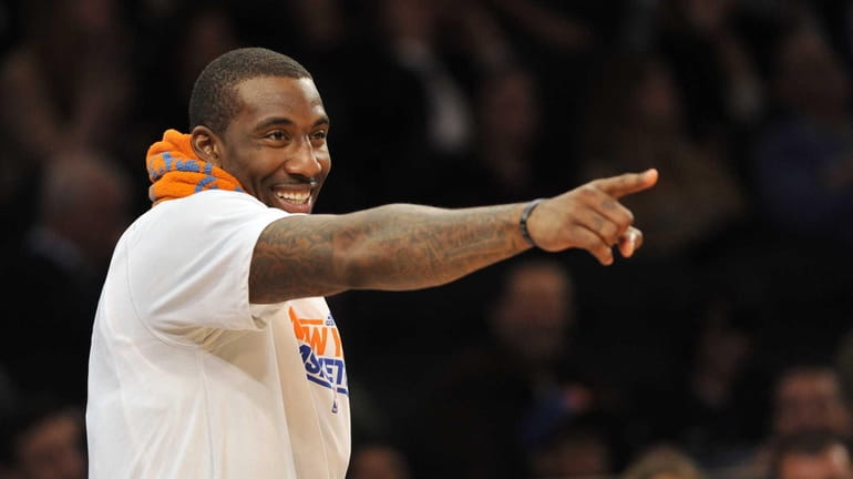 Amar'e Stoudemire points to teammate Ronnie Brewer after Brewer made...
