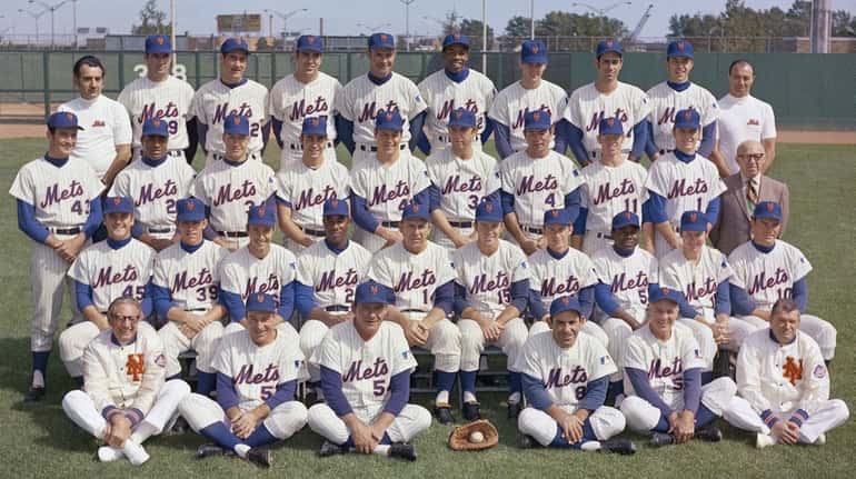 The 1969 Mets pose for a team photo.