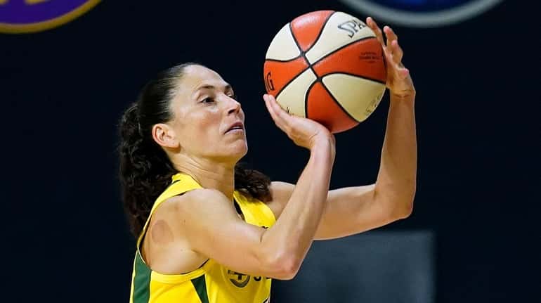 Storm guard Sue Bird shoots against the Lynx during the second...