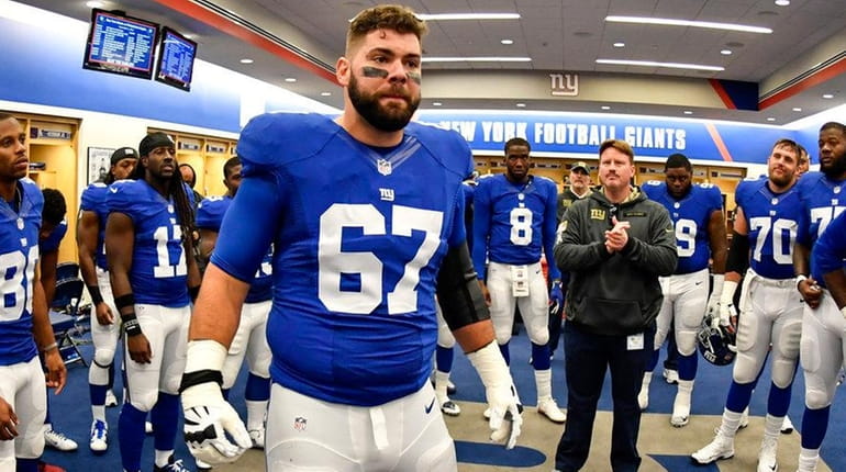 Giants guard Justin Pugh talks to his teammates before a...
