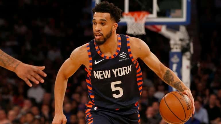 Courtney Lee of the Knicks controls the ball against the Wizards...
