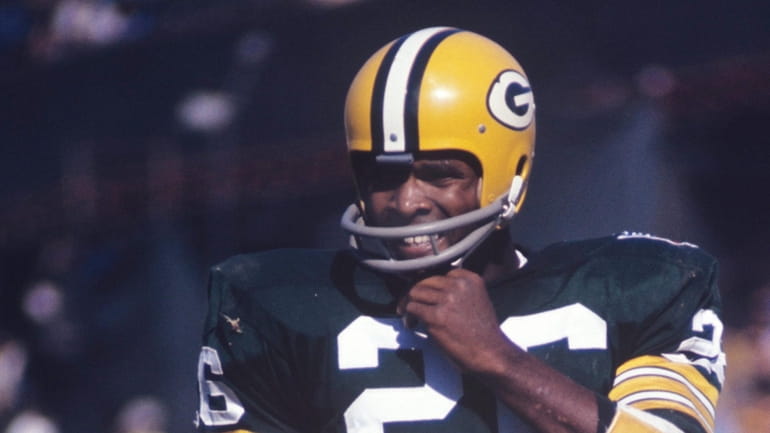 Cornerback Herb Adderley (26) of the Green Bay Packers sets...