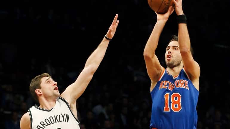 Sasha Vujacic #18 of the New York Knicks puts up...