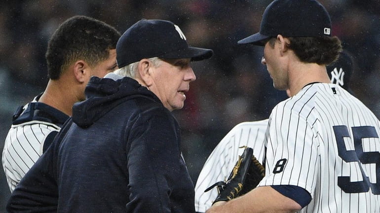 New York Yankees pitching coach Larry Rothschild speaks with Yankees...