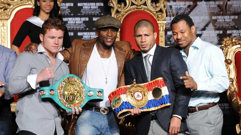 US boxer Floyd Mayweather (2nd L) and WBA Super Welterweight...
