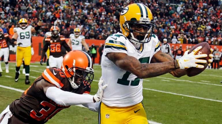 Packers wide receiver Davante Adams catches a 1-yard pass for...