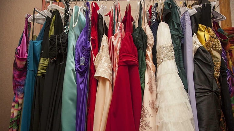 There are tons of places to donate prom dresses on...