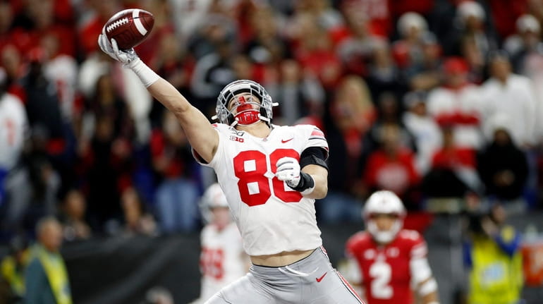 Jeremy Ruckert #88 of the Ohio State Buckeyes makes a...