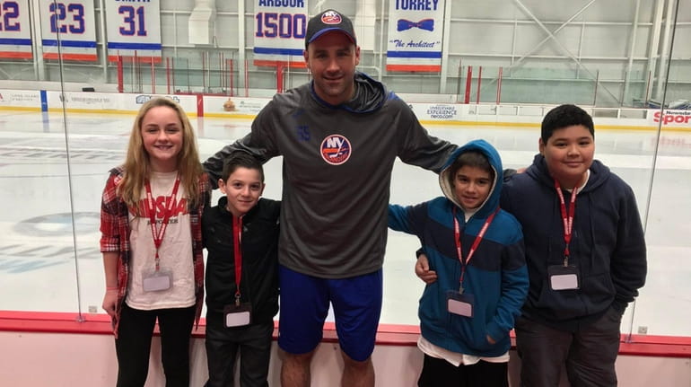 New York Islanders player Johnny Boychuk with Kidsday reporters, from...