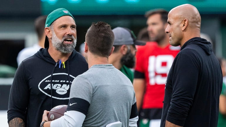 Jets defensive coordinator Jeff Ulbrich, left, speaks with offensive coordinator...