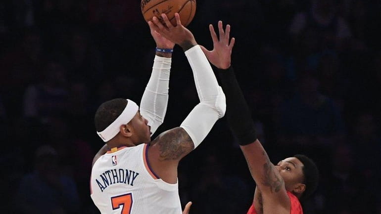 Knicks forward Carmelo Anthony shoots over Atlanta Hawks guard Kent...