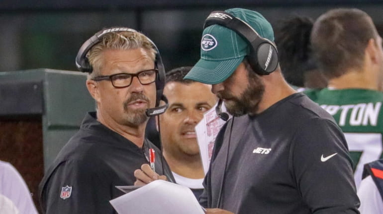 Jets defensive coordinator Gregg Williams talks to head coach Adam...