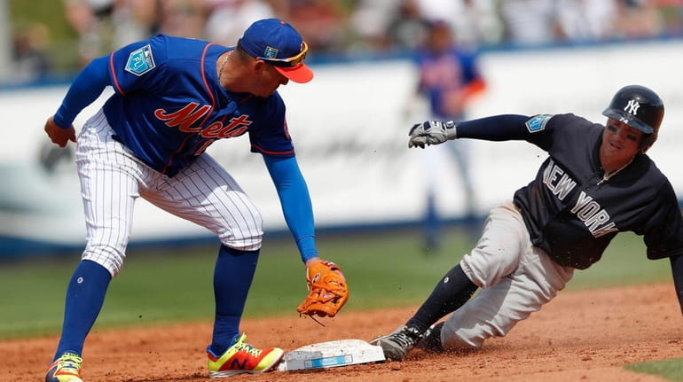 The Yankees' Ronald Torreyes, right, beats the tag from Mets...
