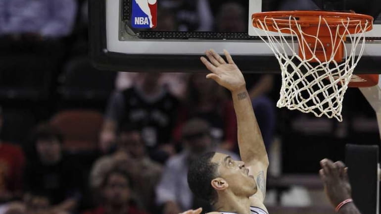 San Antonio Spurs' Danny Green, right, shoots a layup in...