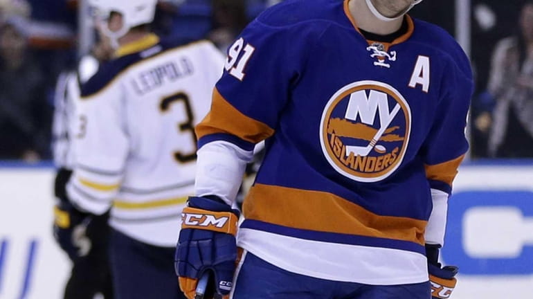 Islanders' John Tavares reacts after missing a penalty shot during...