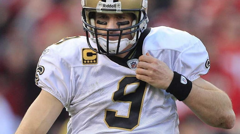 New Orleans Saints quarterback Drew Brees (9) adjusts his shoulder...