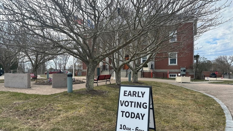 A sign reminding voters they can cast their votes early...
