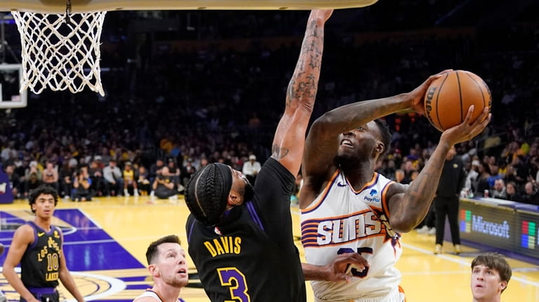 Phoenix Suns forward Nassir Little (25) shoots as Los Angeles...