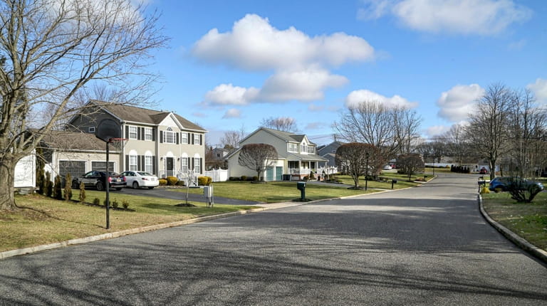 Homes on Settler Drive in Coram