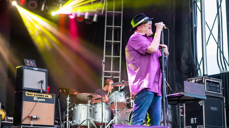 John Popper on harmonica and lead member of the band...