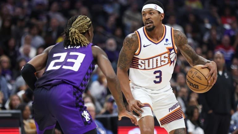 Sacramento Kings guard Keon Ellis (23) defends against Phoenix Suns...