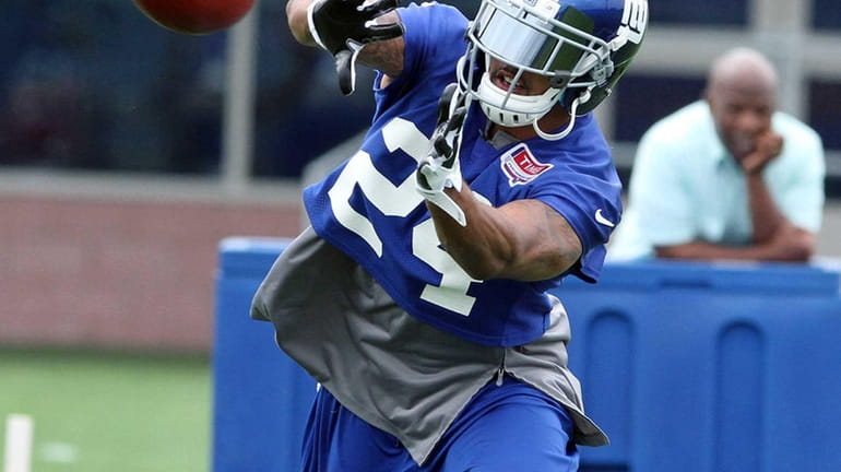 Terrell Thomas makes a catch at Giants minicamp. (June 13,...