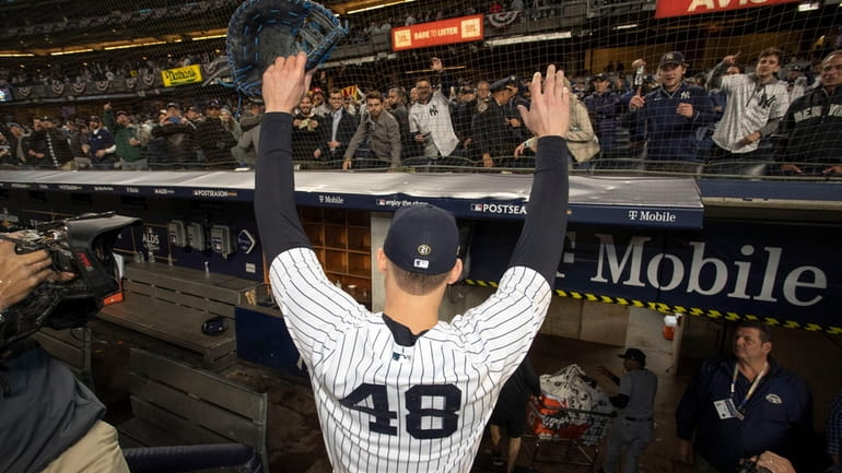Anthony Rizzo waves to the crowd as the Yankees celebrate the...