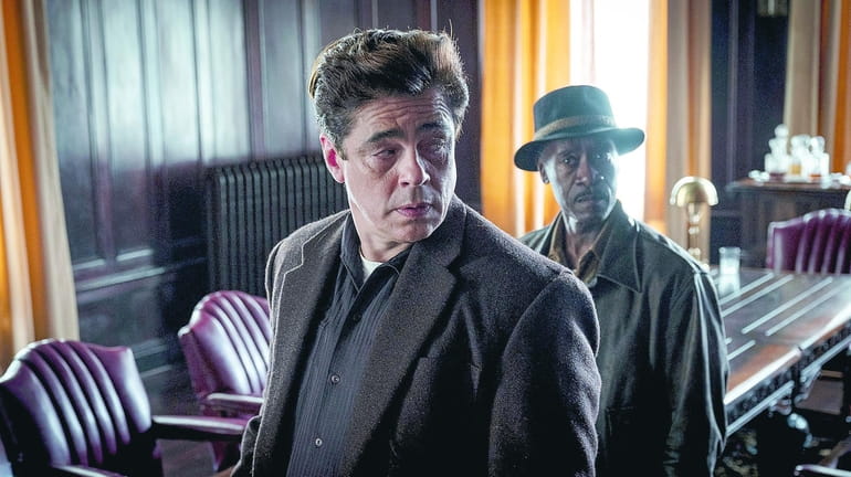 Benicio Del Toro (L) and Don Cheadle (R) in "No Sudden...