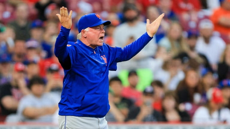 Mets' Buck Showalter yells on the field after being ejected...
