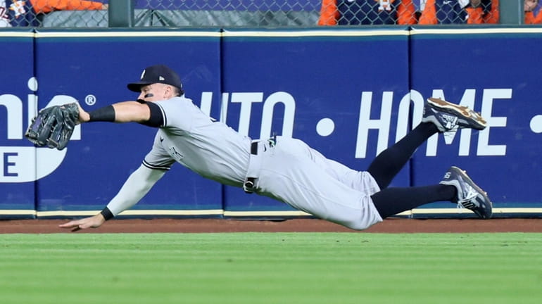Yankees centerfielder Aaron Judge (99) makes the catch on ball...