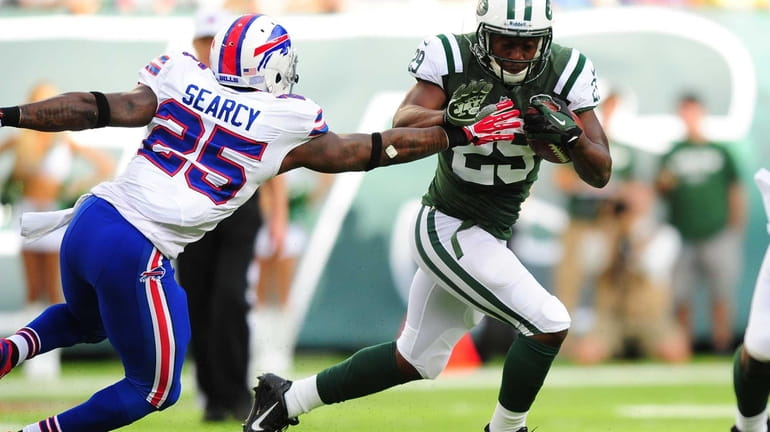 Buffalo Bills strong safety Da'Norris Searcy (no. 25) tries to...
