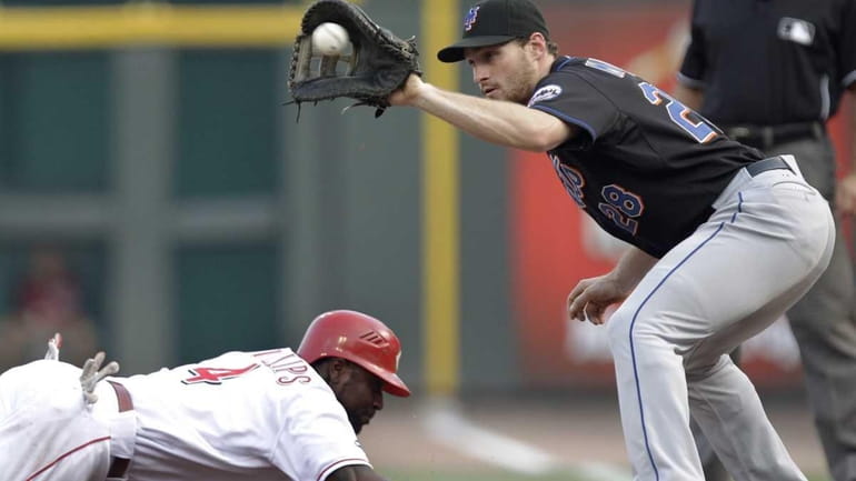 New York Mets first baseman Daniel Murphy (28) catches a...