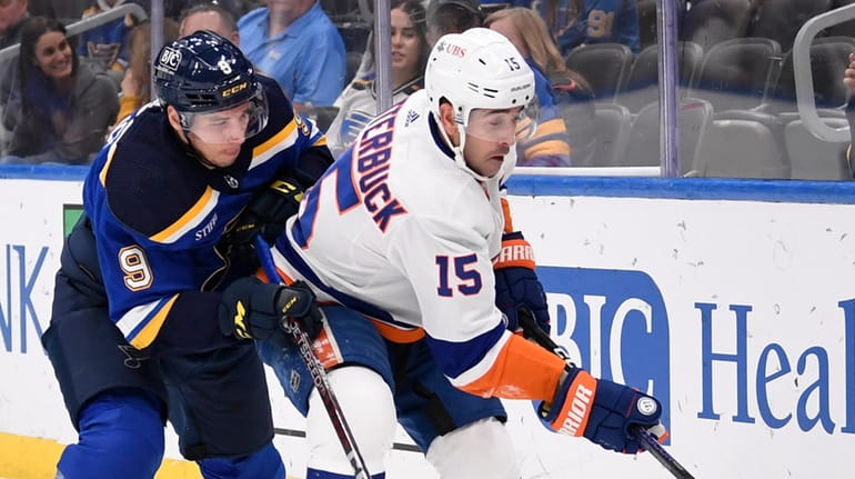 New York Islanders' Cal Clutterbuck (15) control the puck in...
