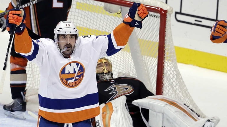 New York Islanders right wing Cal Clutterbuck, left, scores past...