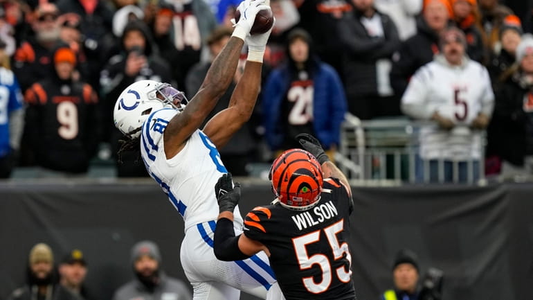 Indianapolis Colts tight end Mo Alie-Cox (81) makes a catch...