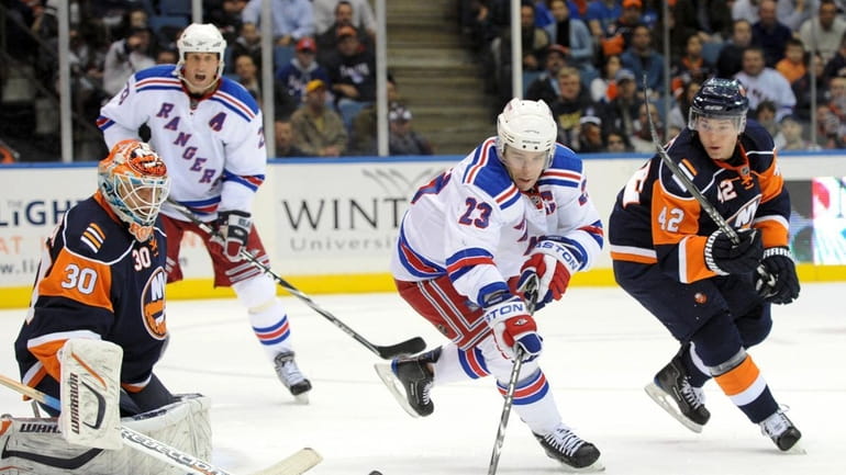 New York Rangers' Chris Drury (23) attempts to deflect a...