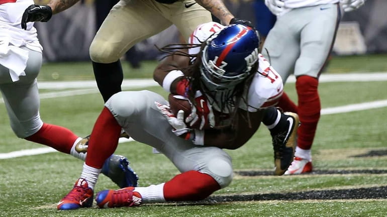 Dwayne Harris #17 of the New York Giants catches a...