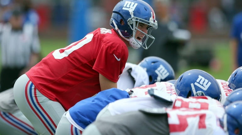 New York Giants quarterback Eli Manning calls a play at...
