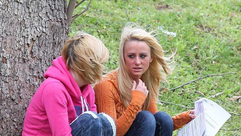Leah Messer cries while reading over her divorce papers during...
