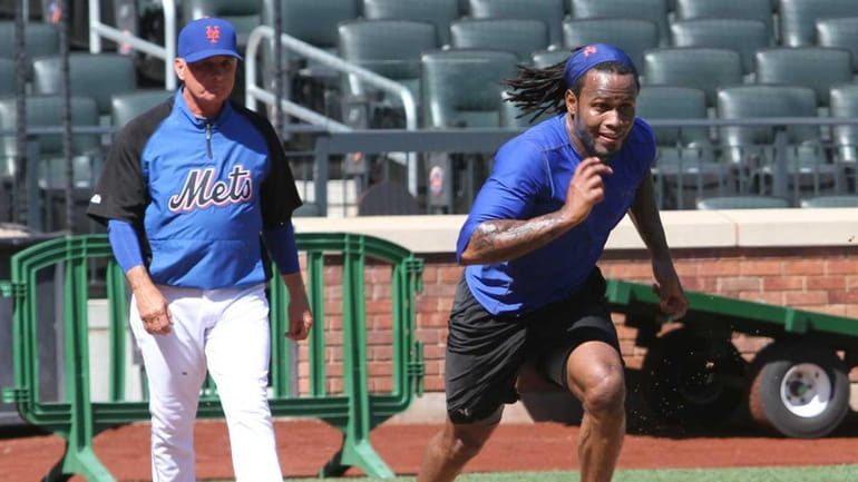 New York Mets manager Terry Collins observes Jose Reyes' workout...