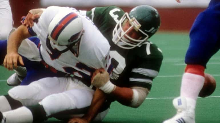 Joe Klecko #73 of the Jets tackles quarterback Joe Ferguson #12...