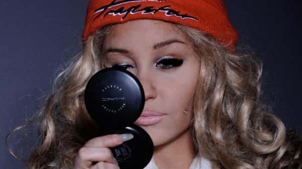 Amanda Bynes debuted her new look on Twitter on March...