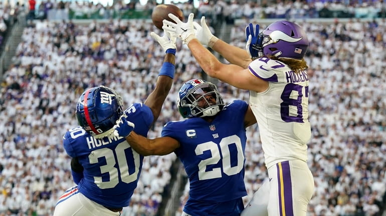 Vikings tight end T.J. Hockenson, right, catches a 15-yard touchdown...