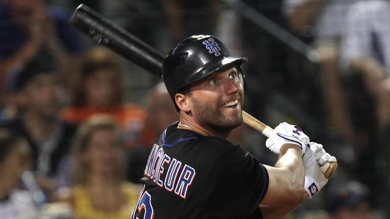 Mets right fielder Jeff Francoeur puts his team ahead with...