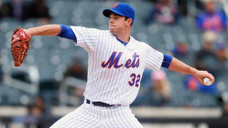 Steven Matz #32 of the New York Mets pitches in...