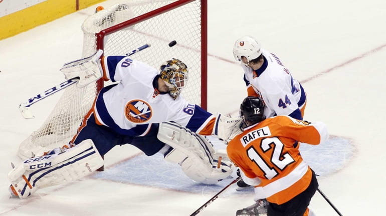 Philadelphia Flyers' Michael Raffl, right, scores the game-winning shot past...